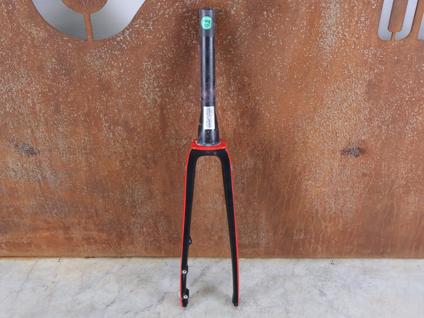 Federgabel, Gabel & Dämpfer von Trek, TREK ÉMONDA SLR 700C RIGID FORK – VIPER RED GLOSS / 45MM OFFSET – CARBON – TREK FACTORY EDITION vor USEDBIKES - OB.DE Hintergrund