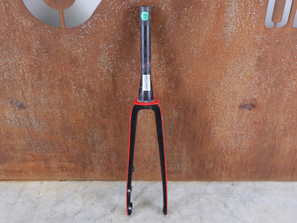 Federgabel, Gabel & Dämpfer von Trek, TREK ÉMONDA SLR 700C RIGID FORK – VIPER RED GLOSS / 45MM OFFSET – CARBON – TREK FACTORY EDITION vor USEDBIKES - OB.DE Hintergrund