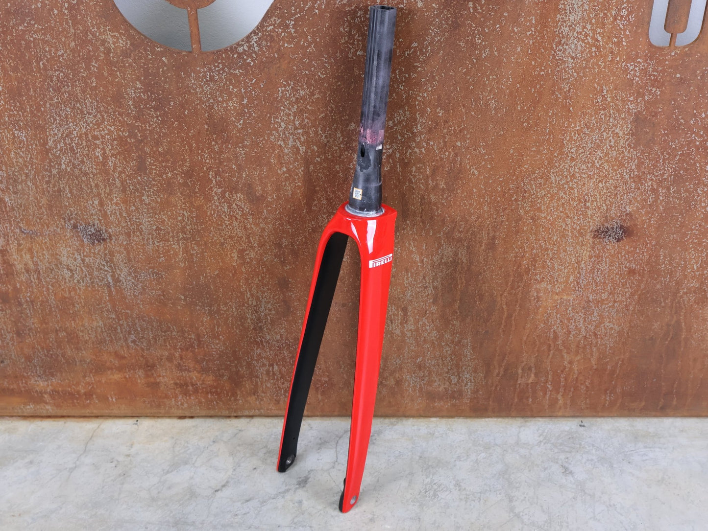 Federgabel, Gabel & Dämpfer von Trek, TREK ÉMONDA SLR 700C RIGID FORK – VIPER RED GLOSS / 45MM OFFSET – CARBON – TREK FACTORY EDITION vor USEDBIKES - OB.DE Hintergrund