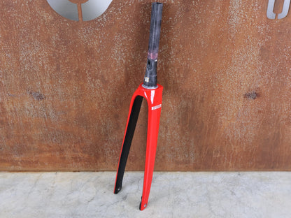 Federgabel, Gabel & Dämpfer von Trek, TREK ÉMONDA SLR 700C RIGID FORK – VIPER RED GLOSS / 45MM OFFSET – CARBON – TREK FACTORY EDITION vor USEDBIKES - OB.DE Hintergrund