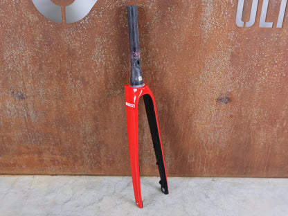 Federgabel, Gabel & Dämpfer von Trek, TREK ÉMONDA SLR 700C RIGID FORK – VIPER RED GLOSS / 45MM OFFSET – CARBON – TREK FACTORY EDITION vor USEDBIKES - OB.DE Hintergrund