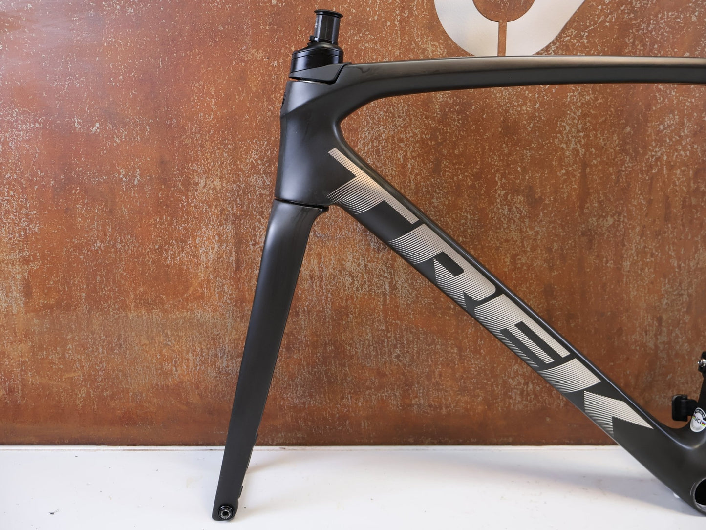 Rennradrahmen von Trek, TREK EMONDA SLR CARBON RAHMENSET MATTE ONYX / 56 vor USEDBIKES-OB.DE Hintergrund