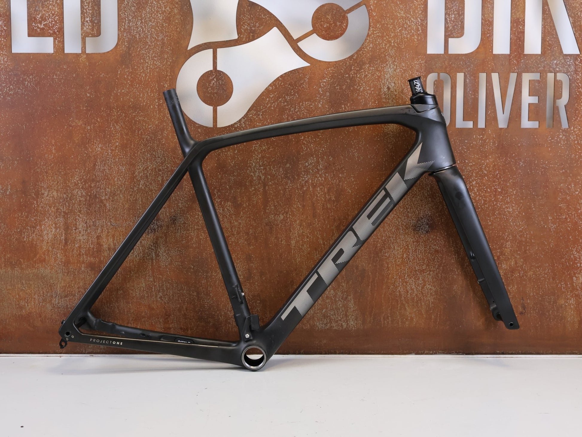 Rennradrahmen von Trek, TREK EMONDA SLR CARBON RAHMENSET MATTE ONYX / 56 vor USEDBIKES-OB.DE Hintergrund