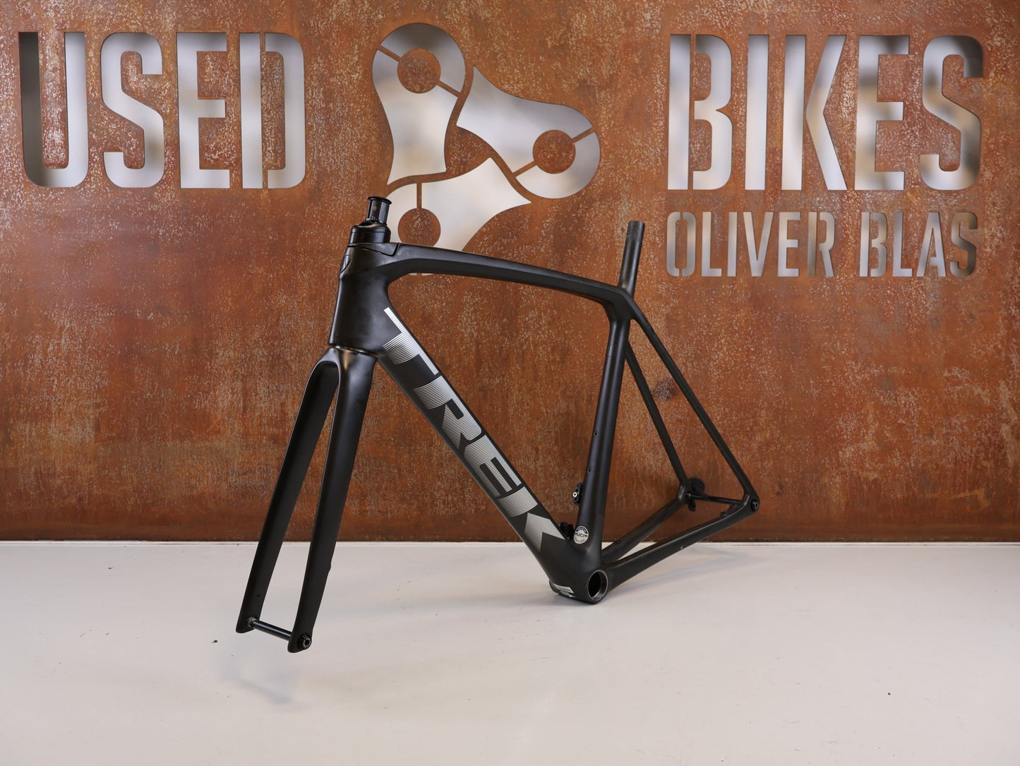 Rennradrahmen von Trek, TREK EMONDA SLR CARBON RAHMENSET MATTE ONYX / 56 vor USEDBIKES-OB.DE Hintergrund