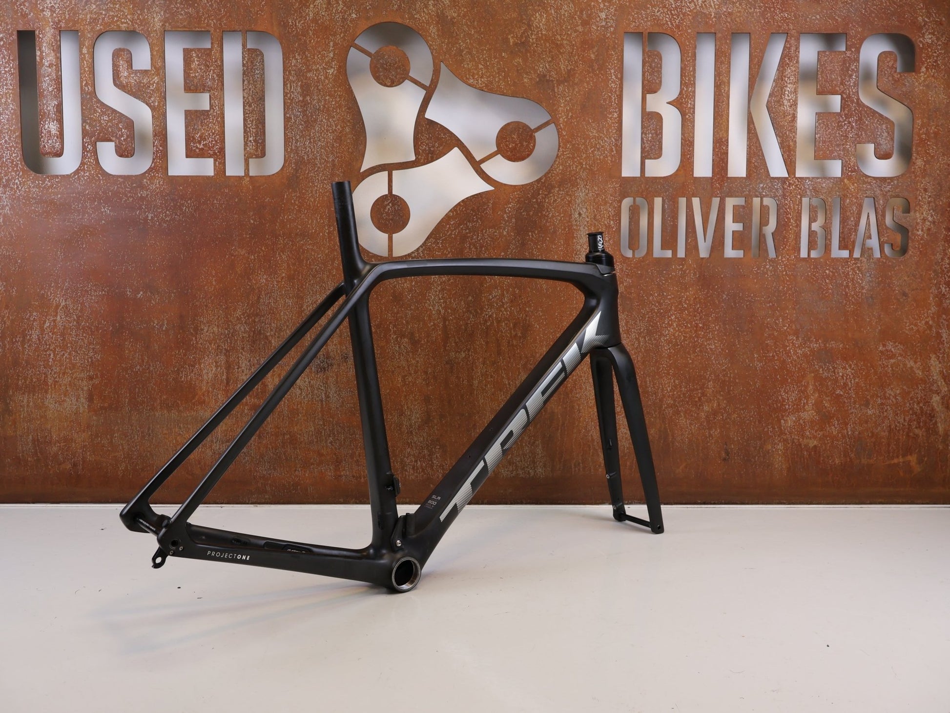 Rennradrahmen von Trek, TREK EMONDA SLR CARBON RAHMENSET MATTE ONYX / 56 vor USEDBIKES-OB.DE Hintergrund