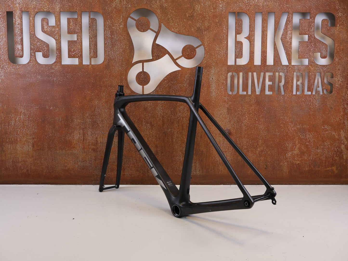 Rennradrahmen von Trek, TREK EMONDA SLR CARBON RAHMENSET MATTE ONYX / 56 vor USEDBIKES-OB.DE Hintergrund