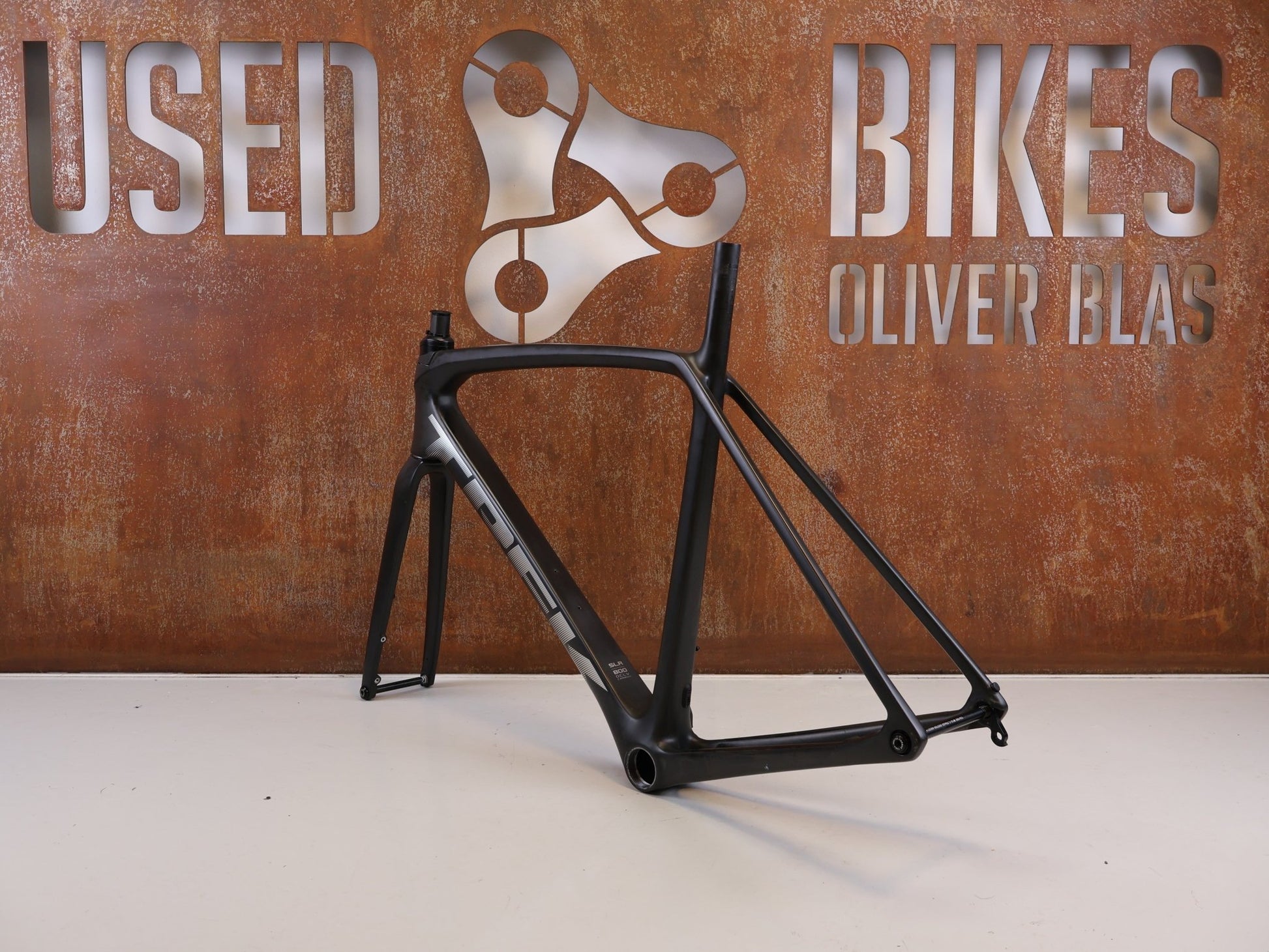 Rennradrahmen von Trek, TREK EMONDA SLR CARBON RAHMENSET MATTE ONYX / 56 vor USEDBIKES-OB.DE Hintergrund