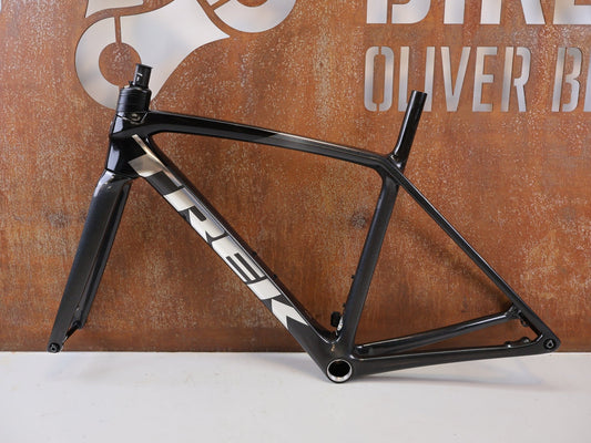 Rennradrahmen von Trek, Trek Emonda SLR Disc Rahmenset Dark Prismatic Carbon / 52 vor USEDBIKES-OB.DE Hintergrund