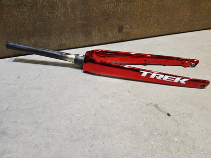 Federgabel, Gabel & Dämpfer von Trek, TREK EMONDA SLR GABEL / RUBY CHROMA / PROJECT ONE vor USEDBIKES - OB.DE Hintergrund