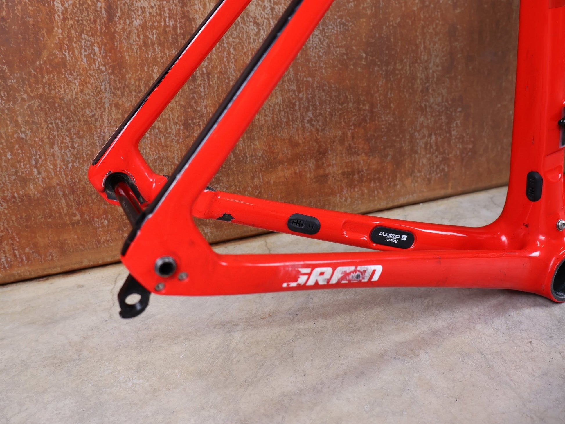 Rennradrahmen von Trek, TREK EMONDA SLR RAHMENSET / LIDL - TREK TEAM / DISC / 58CM vor USEDBIKES - OB.DE Hintergrund