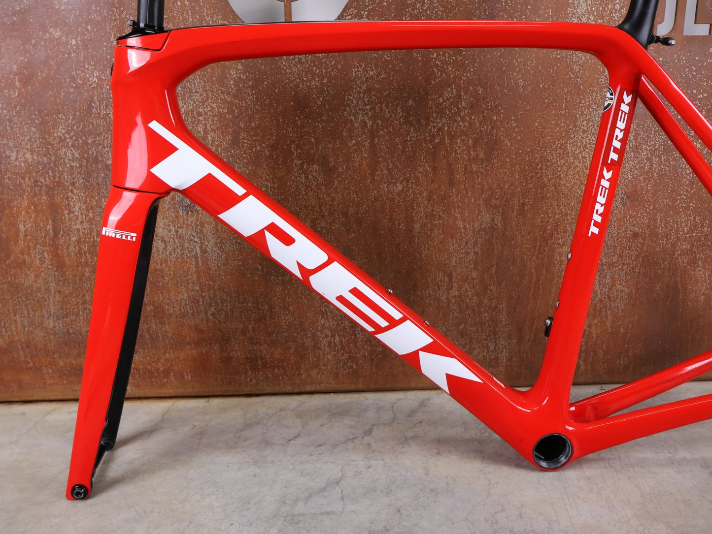 Rennradrahmen von Trek, TREK EMONDA SLR RAHMENSET / LIDL - TREK TEAM / DISC / 58CM vor USEDBIKES - OB.DE Hintergrund