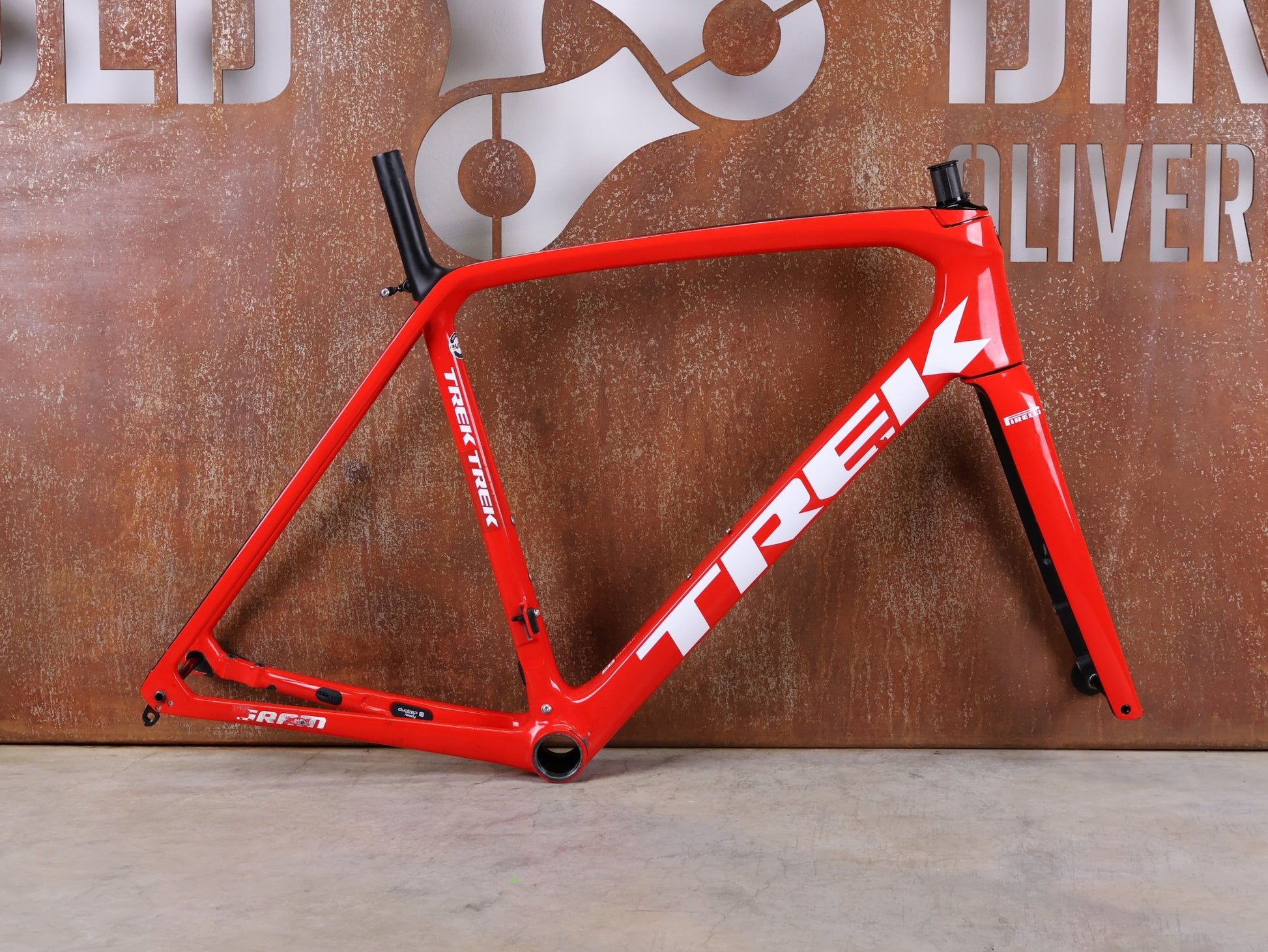 Rennradrahmen von Trek, TREK EMONDA SLR RAHMENSET / LIDL - TREK TEAM / DISC / 58CM vor USEDBIKES - OB.DE Hintergrund