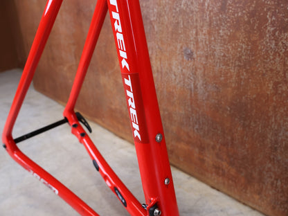 Rennradrahmen von Trek, TREK EMONDA SLR RAHMENSET / LIDL - TREK TEAM / DISC / 58CM vor USEDBIKES - OB.DE Hintergrund