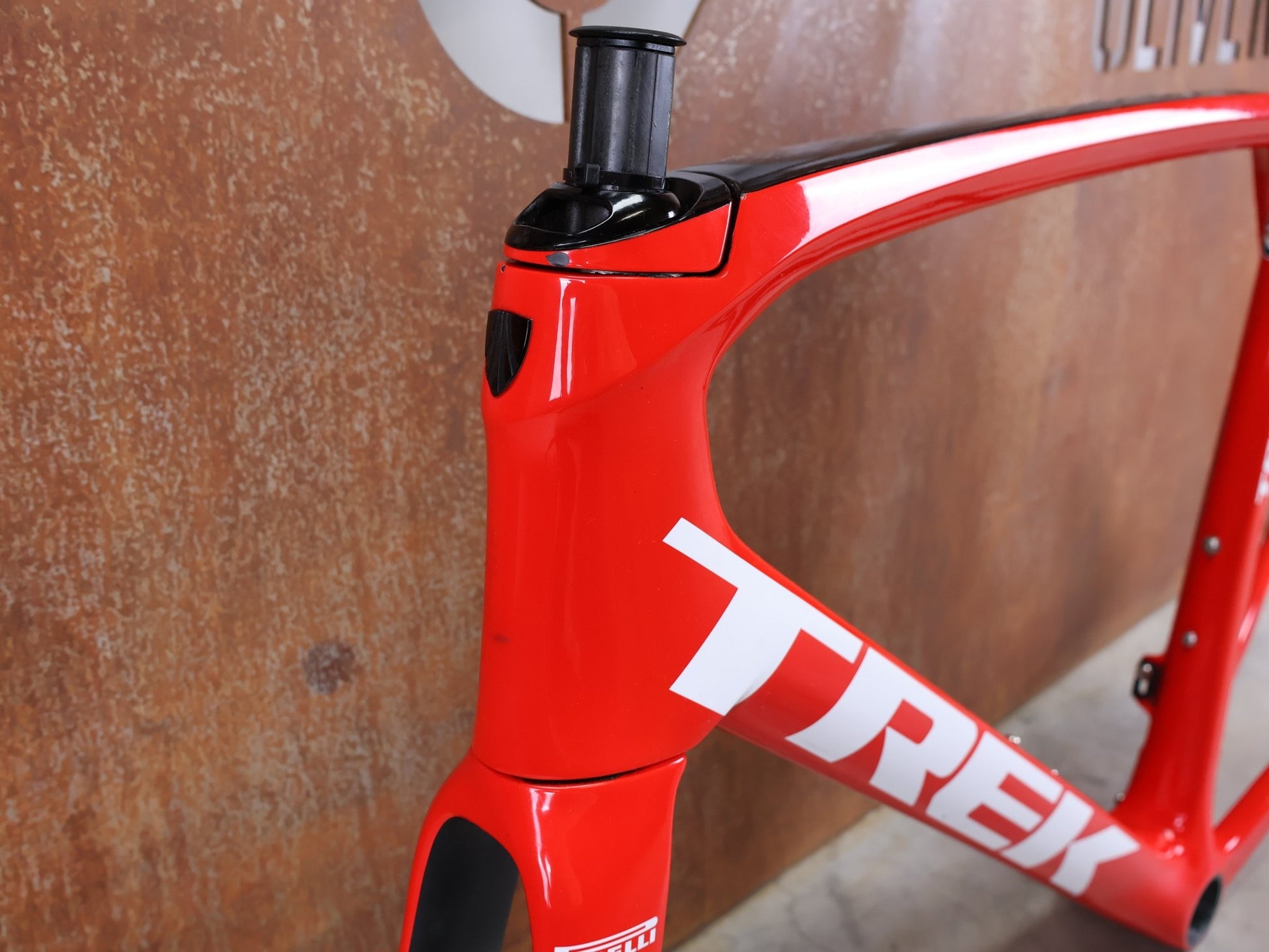 Rennradrahmen von Trek, TREK EMONDA SLR RAHMENSET / LIDL - TREK TEAM / DISC / 58CM vor USEDBIKES - OB.DE Hintergrund