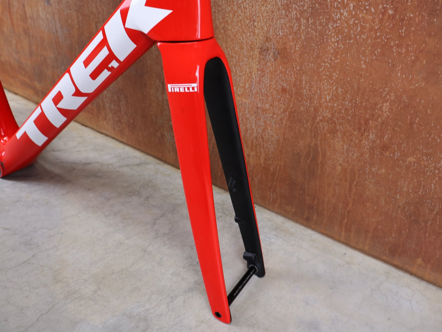 Rennradrahmen von Trek, TREK EMONDA SLR RAHMENSET / LIDL - TREK TEAM / DISC / 58CM vor USEDBIKES - OB.DE Hintergrund