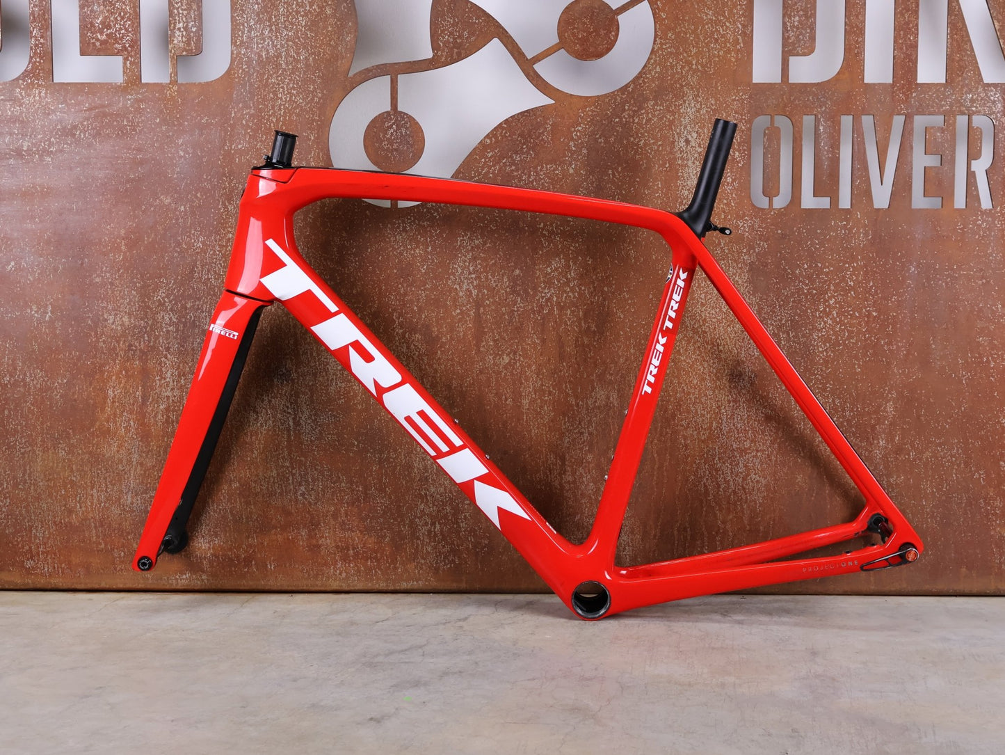 Rennradrahmen von Trek, TREK EMONDA SLR RAHMENSET / LIDL - TREK TEAM / DISC / 58CM vor USEDBIKES - OB.DE Hintergrund