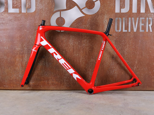 Rennradrahmen von Trek, TREK EMONDA SLR RAHMENSET / LIDL - TREK TEAM / DISC / 58CM vor USEDBIKES - OB.DE Hintergrund