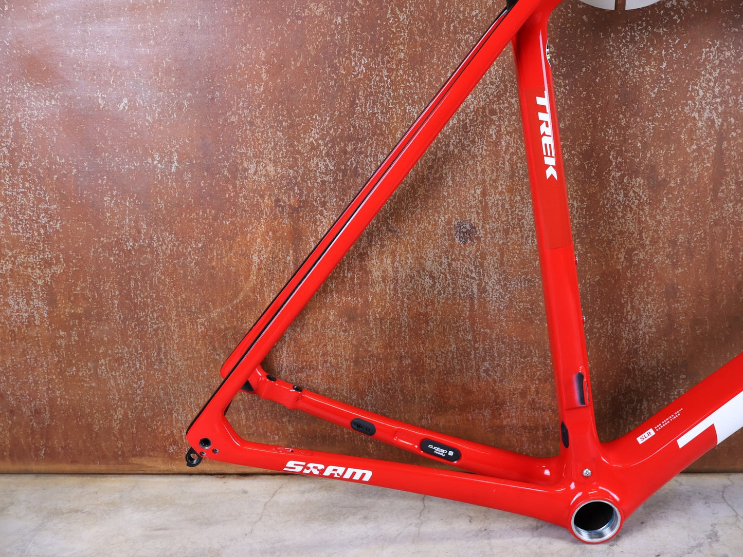 Rennradrahmen von Trek, TREK EMONDA SLR RAHMENSET / LIDL - TREK TEAM / DISC / 60CM vor USEDBIKES - OB.DE Hintergrund