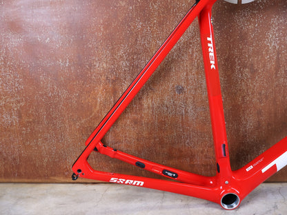 Rennradrahmen von Trek, TREK EMONDA SLR RAHMENSET / LIDL - TREK TEAM / DISC / 60CM vor USEDBIKES - OB.DE Hintergrund