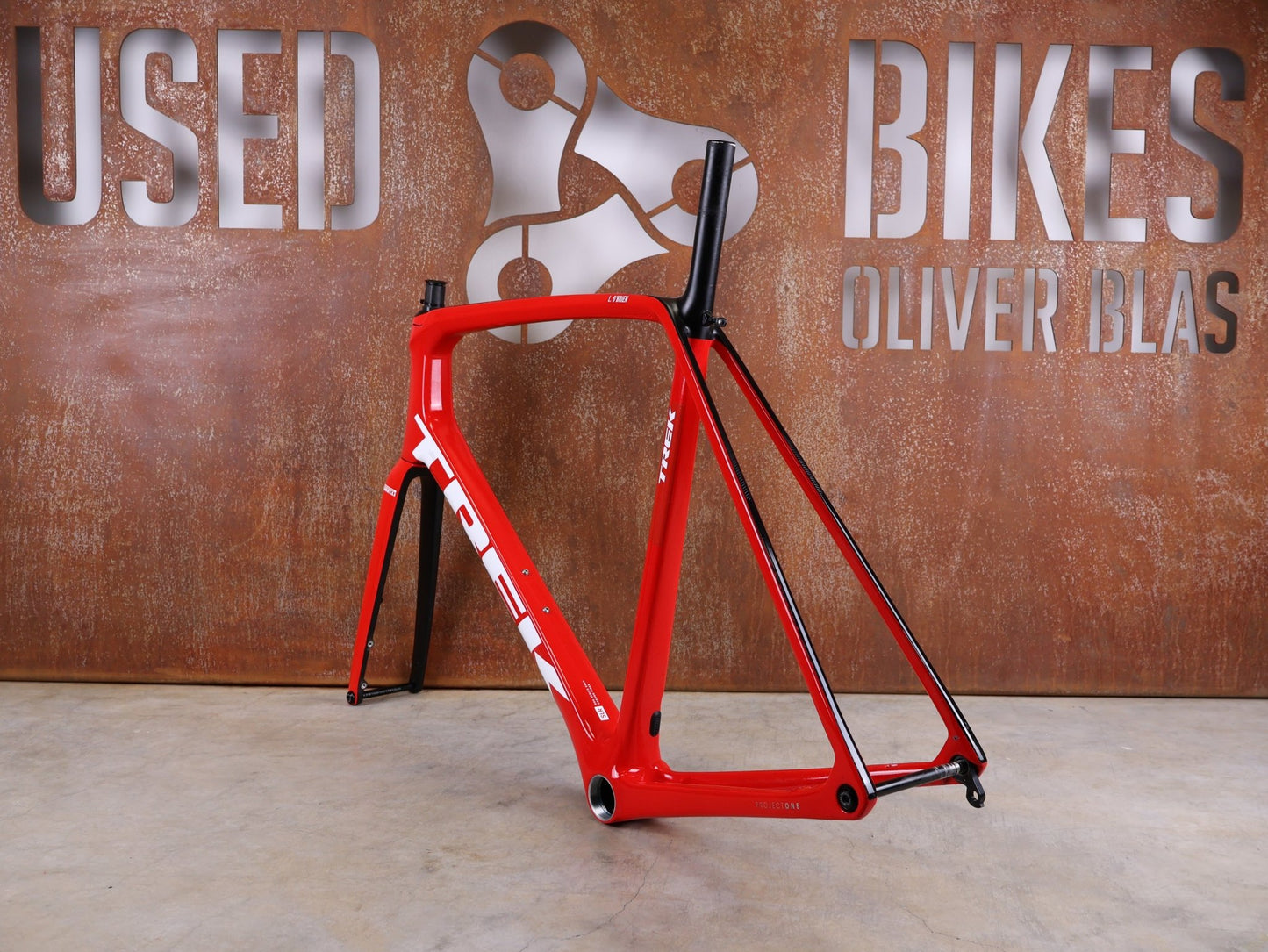 Rennradrahmen von Trek, TREK EMONDA SLR RAHMENSET / LIDL - TREK TEAM / DISC / 60CM vor USEDBIKES - OB.DE Hintergrund