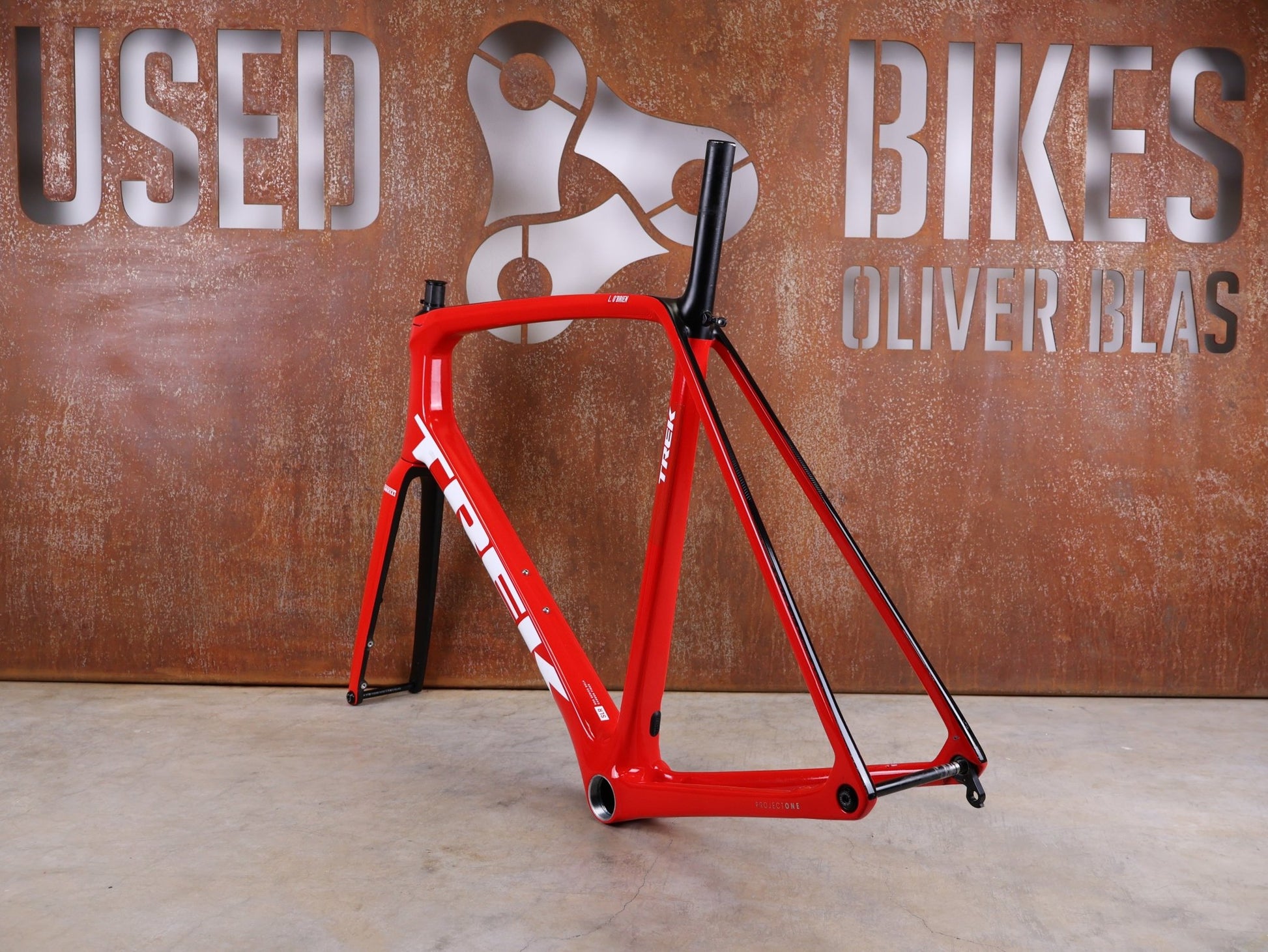Rennradrahmen von Trek, TREK EMONDA SLR RAHMENSET / LIDL - TREK TEAM / DISC / 60CM vor USEDBIKES - OB.DE Hintergrund