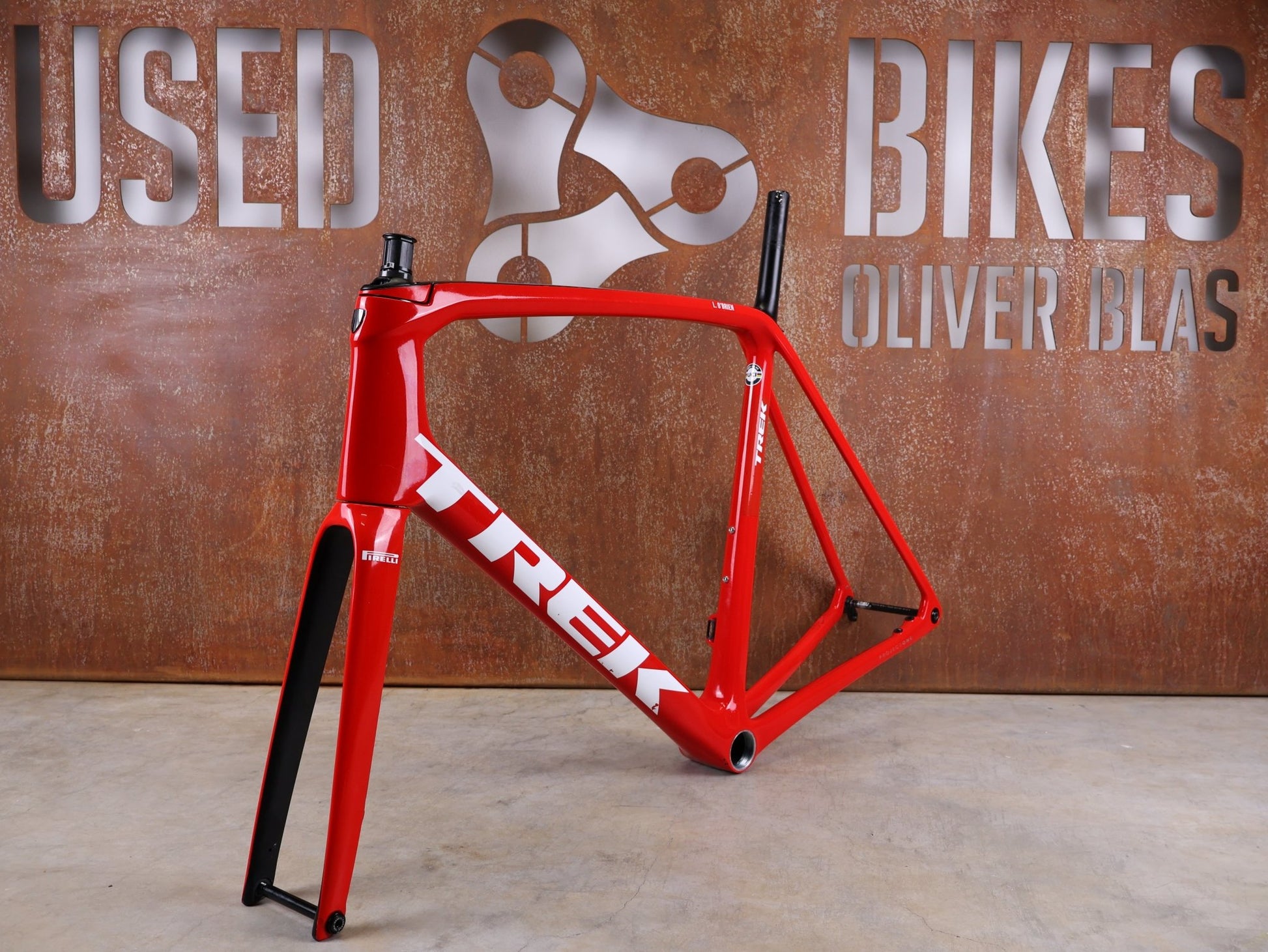 Rennradrahmen von Trek, TREK EMONDA SLR RAHMENSET / LIDL - TREK TEAM / DISC / 60CM vor USEDBIKES - OB.DE Hintergrund