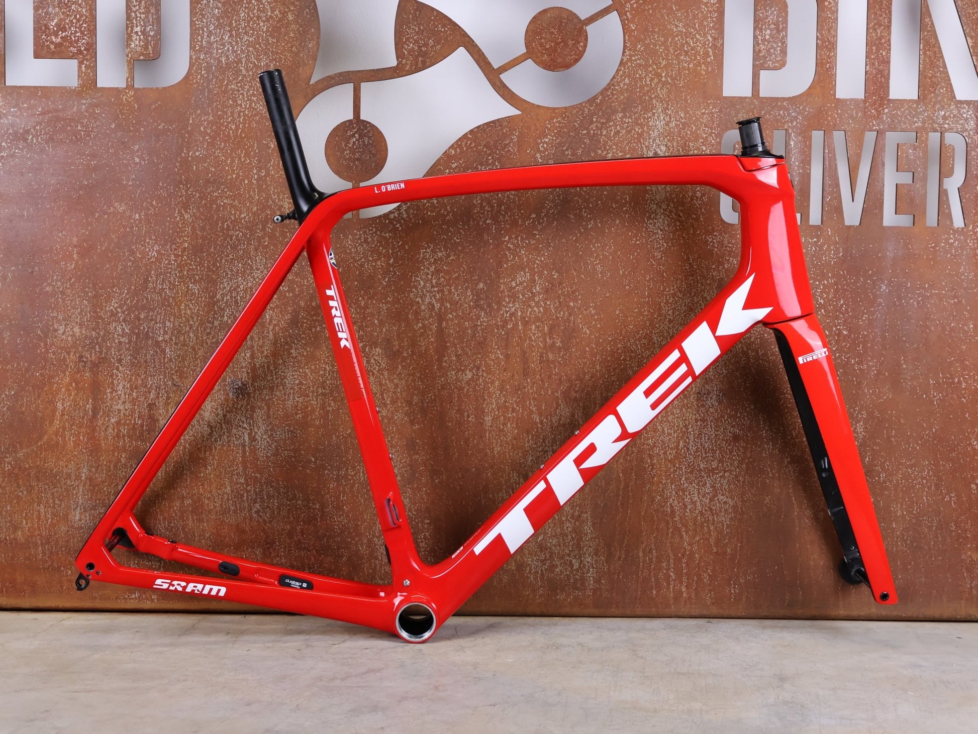 Rennradrahmen von Trek, TREK EMONDA SLR RAHMENSET / LIDL - TREK TEAM / DISC / 60CM vor USEDBIKES - OB.DE Hintergrund