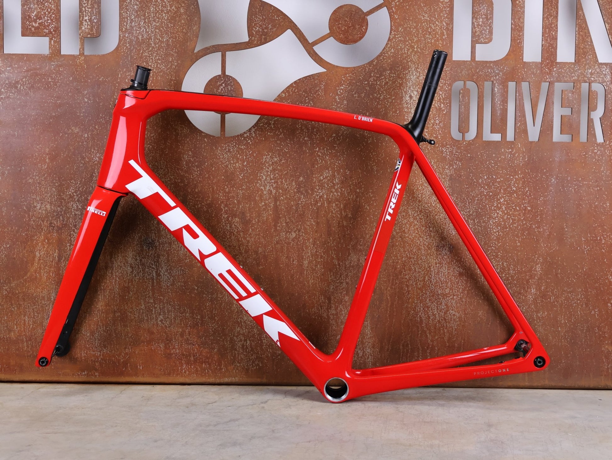 Rennradrahmen von Trek, TREK EMONDA SLR RAHMENSET / LIDL - TREK TEAM / DISC / 60CM vor USEDBIKES - OB.DE Hintergrund