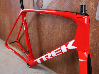 Rennradrahmen von Trek, TREK EMONDA SLR RAHMENSET / LIDL - TREK TEAM / DISC / 60CM vor USEDBIKES - OB.DE Hintergrund