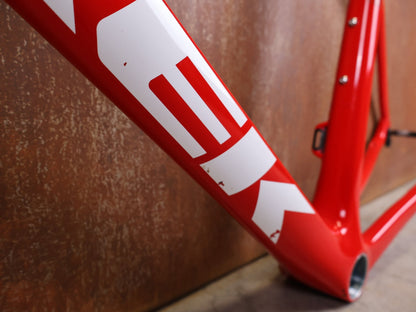 Rennradrahmen von Trek, TREK EMONDA SLR RAHMENSET / LIDL - TREK TEAM / DISC / 60CM vor USEDBIKES - OB.DE Hintergrund