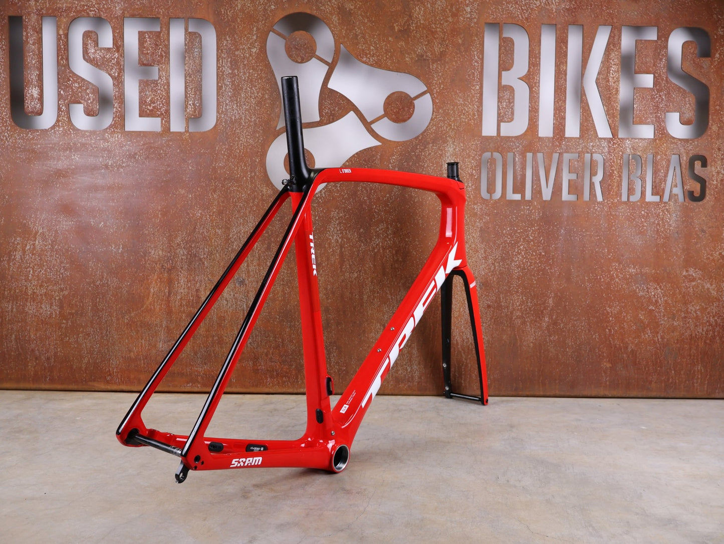 Rennradrahmen von Trek, TREK EMONDA SLR RAHMENSET / LIDL - TREK TEAM / DISC / 60CM vor USEDBIKES - OB.DE Hintergrund