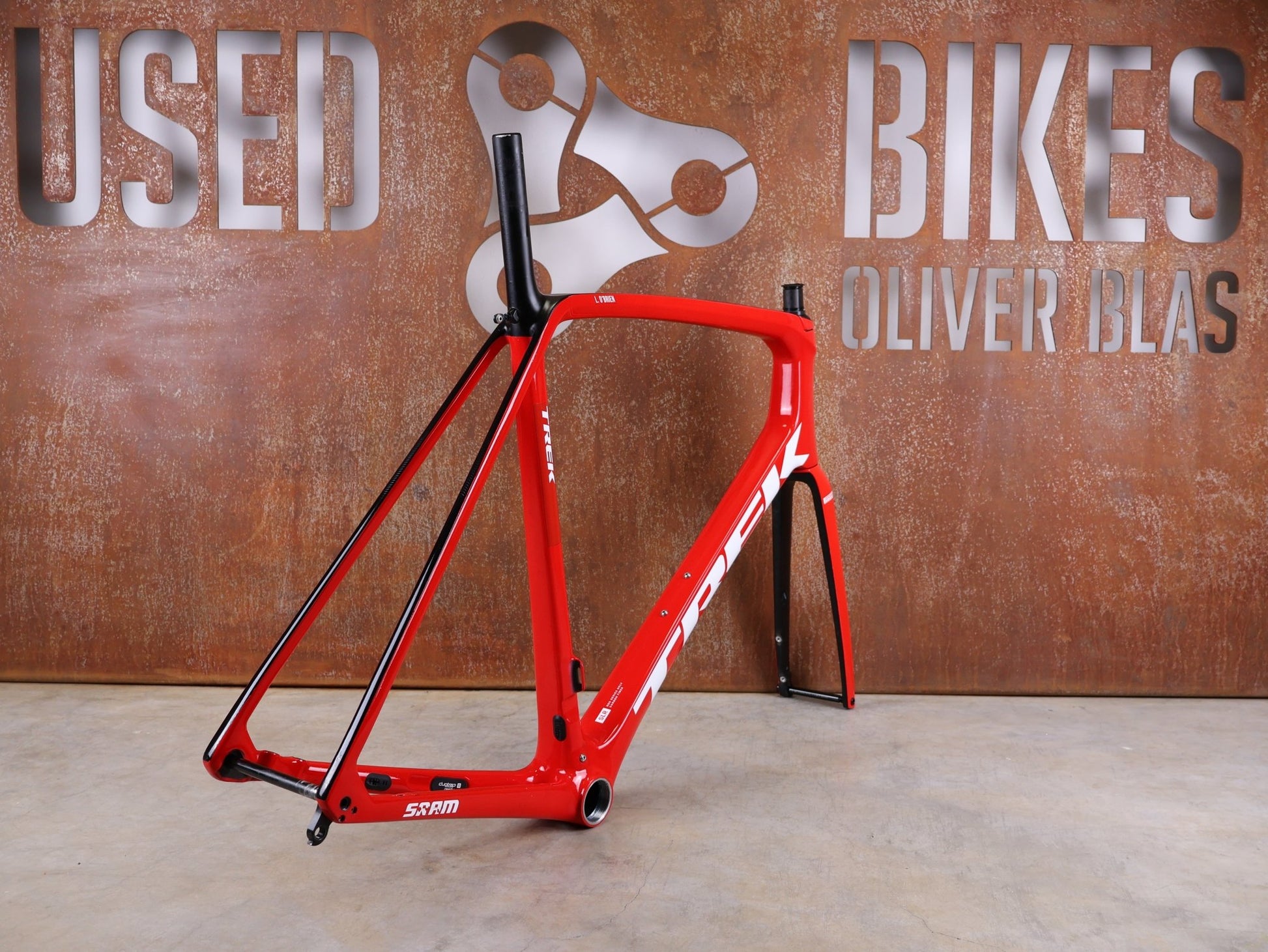 Rennradrahmen von Trek, TREK EMONDA SLR RAHMENSET / LIDL - TREK TEAM / DISC / 60CM vor USEDBIKES - OB.DE Hintergrund