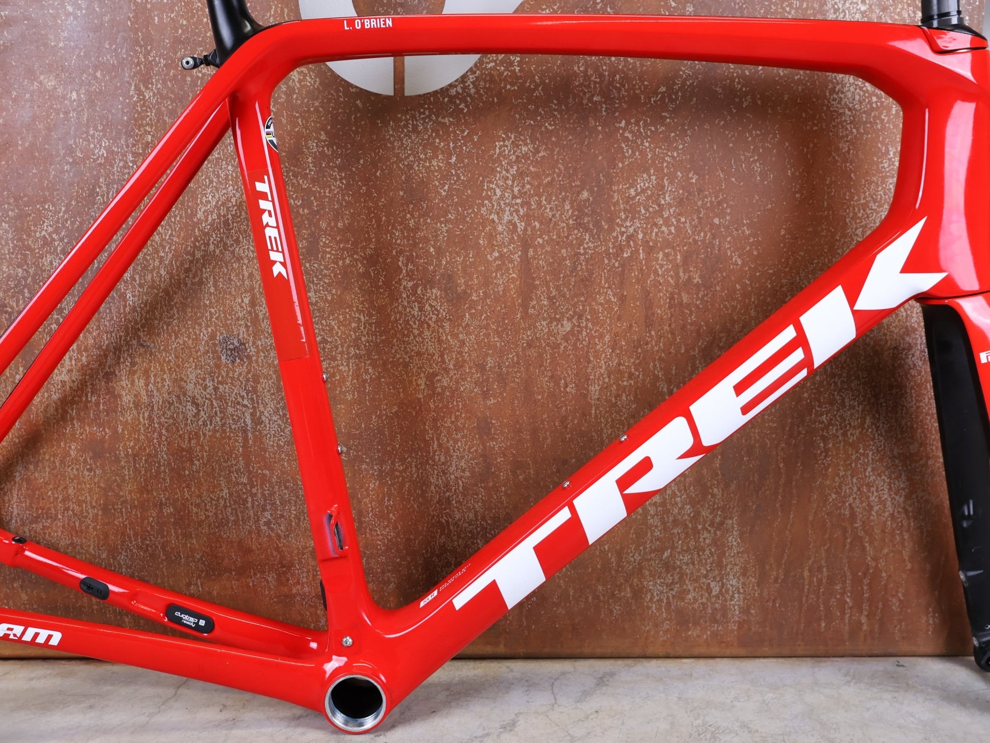 Rennradrahmen von Trek, TREK EMONDA SLR RAHMENSET / LIDL - TREK TEAM / DISC / 60CM vor USEDBIKES - OB.DE Hintergrund