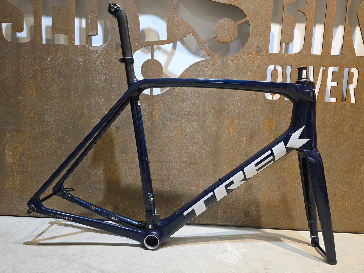 Rennradrahmen von Trek, TREK EMONDA SLR RAHMENSET / PROJECT ONE / DISC / 62CM vor USEDBIKES - OB.DE Hintergrund
