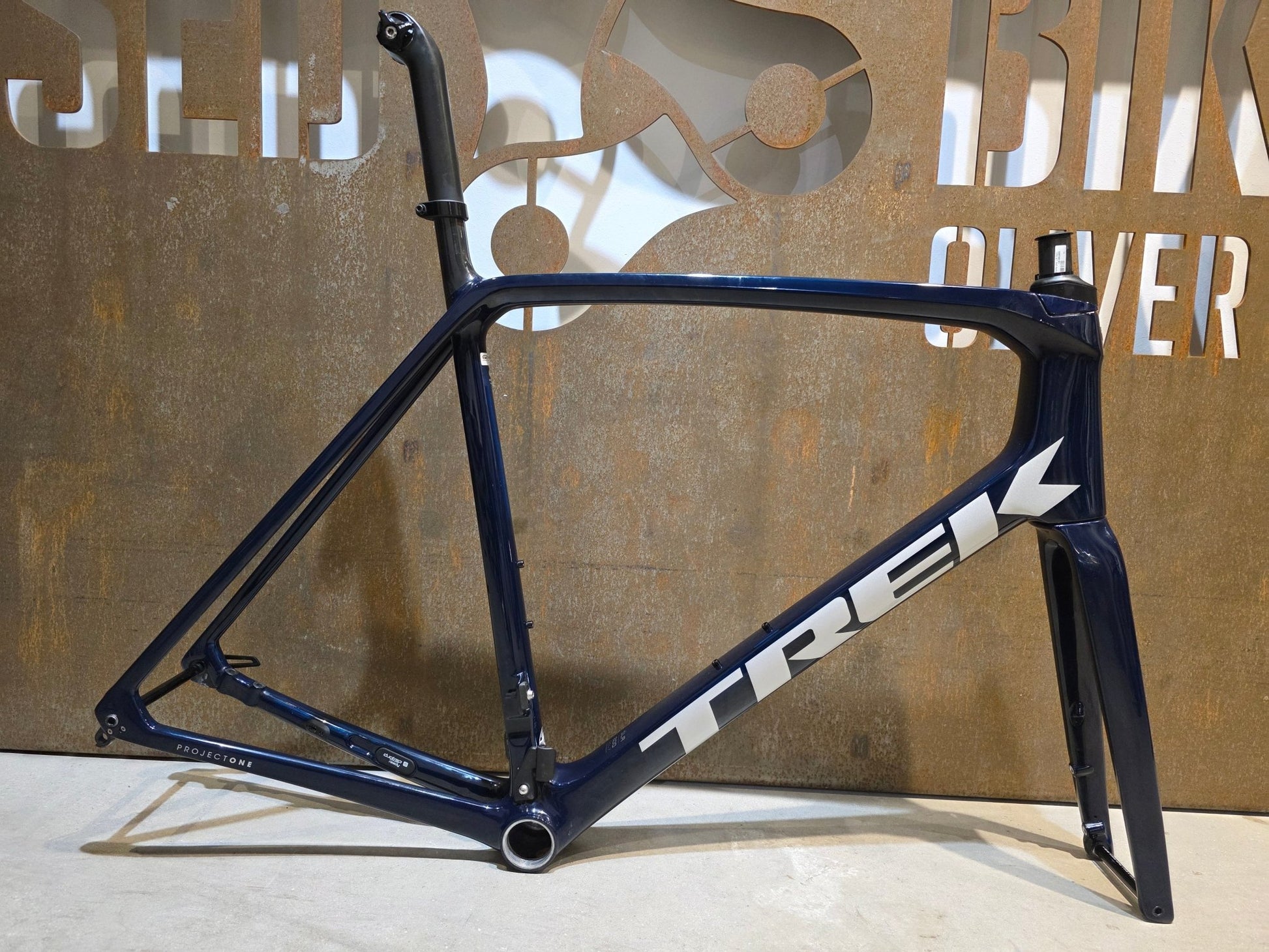 Rennradrahmen von Trek, TREK EMONDA SLR RAHMENSET / PROJECT ONE / DISC / 62CM vor USEDBIKES - OB.DE Hintergrund