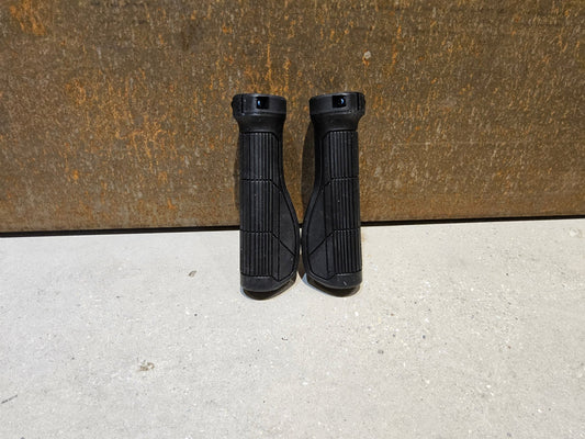 Griffe und Lenkerbänder von Trek, TREK ERGONOMIC COMP MOUNTAINBIKE GRIFFE / 135 / 135 MM vor USEDBIKES - OB.DE Hintergrund