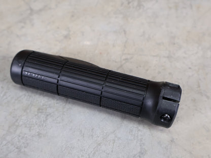 Griffe und Lenkerbänder von Trek, TREK ERGONOMIC COMP MTB - GRIFFE / 135 MM – NYLON - EINZELKLEMMUNG – 32 MM – 133 G vor USEDBIKES - OB.DE Hintergrund