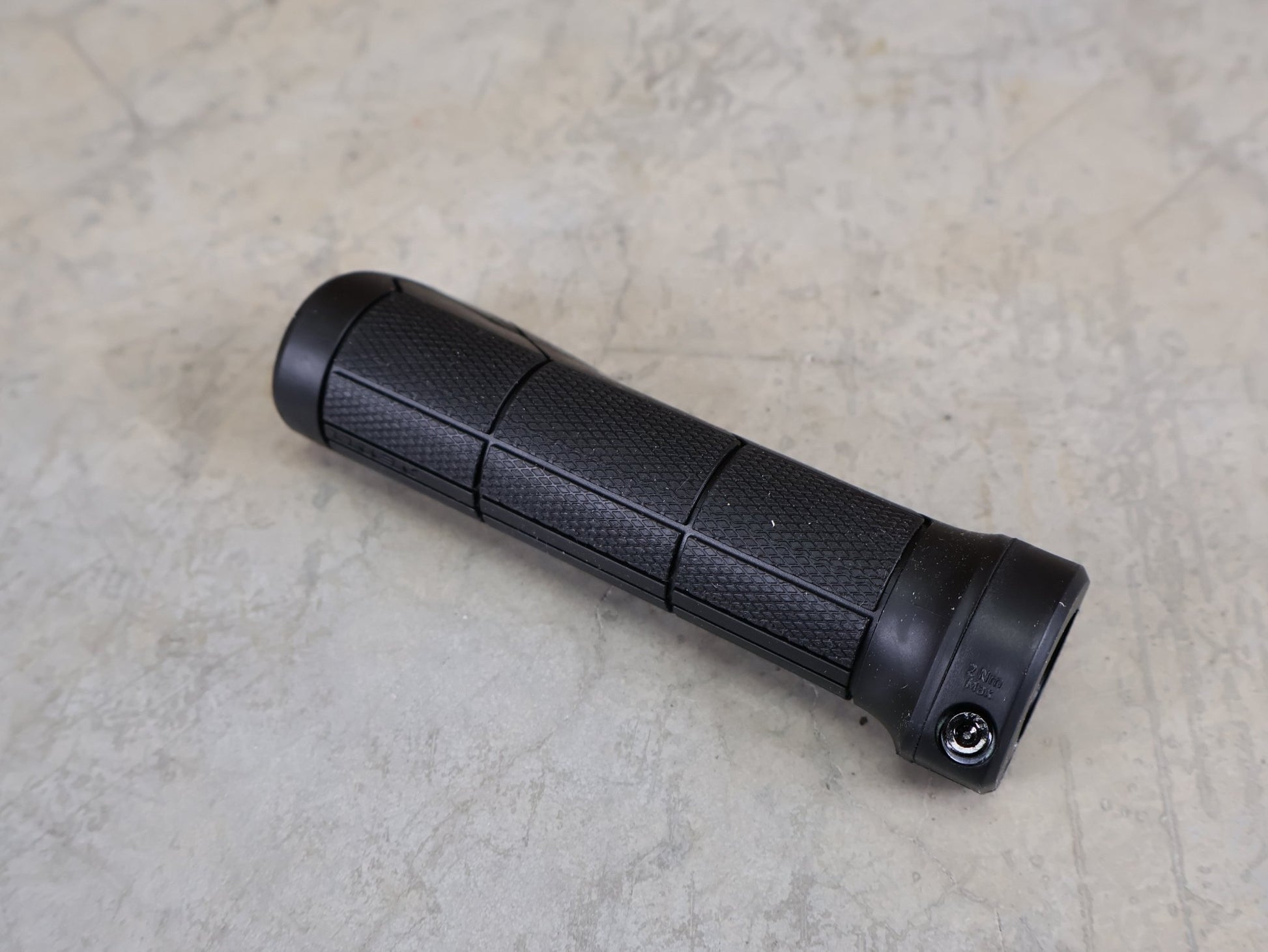 Griffe und Lenkerbänder von Trek, TREK ERGONOMIC COMP MTB - GRIFFE / 135 MM – NYLON - EINZELKLEMMUNG – 32 MM – 133 G vor USEDBIKES - OB.DE Hintergrund