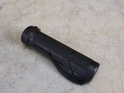 Griffe und Lenkerbänder von Trek, TREK ERGONOMIC COMP MTB - GRIFFE / 135 MM – NYLON - EINZELKLEMMUNG – 32 MM – 133 G vor USEDBIKES - OB.DE Hintergrund