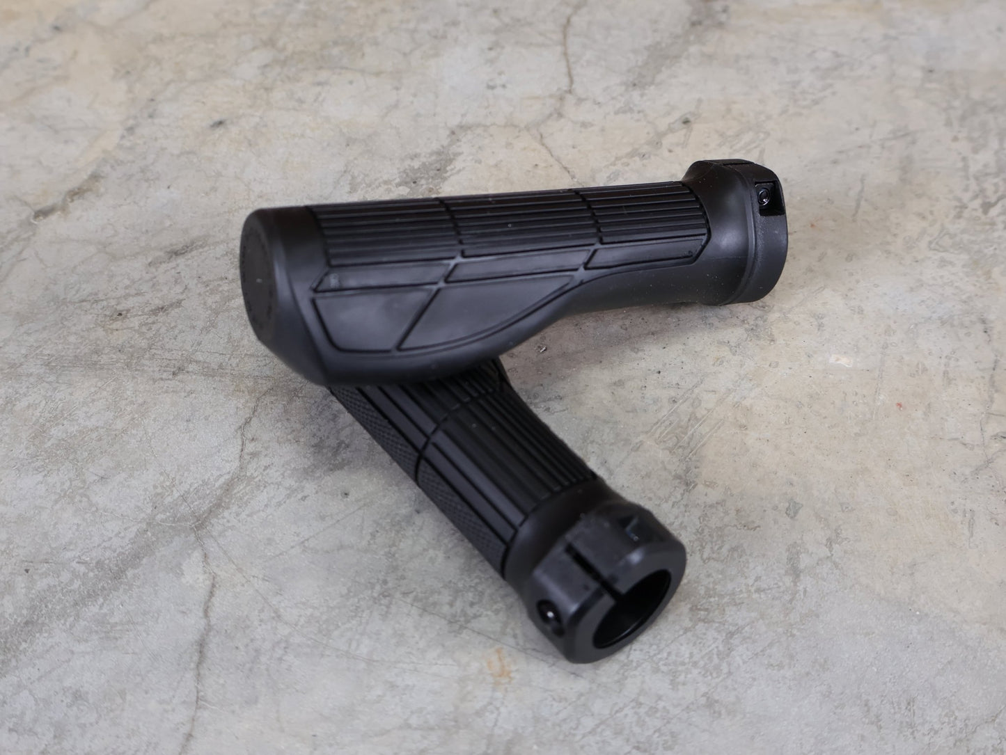 Griffe und Lenkerbänder von Trek, TREK ERGONOMIC COMP MTB - GRIFFE / 135 MM – NYLON - EINZELKLEMMUNG – 32 MM – 133 G vor USEDBIKES - OB.DE Hintergrund