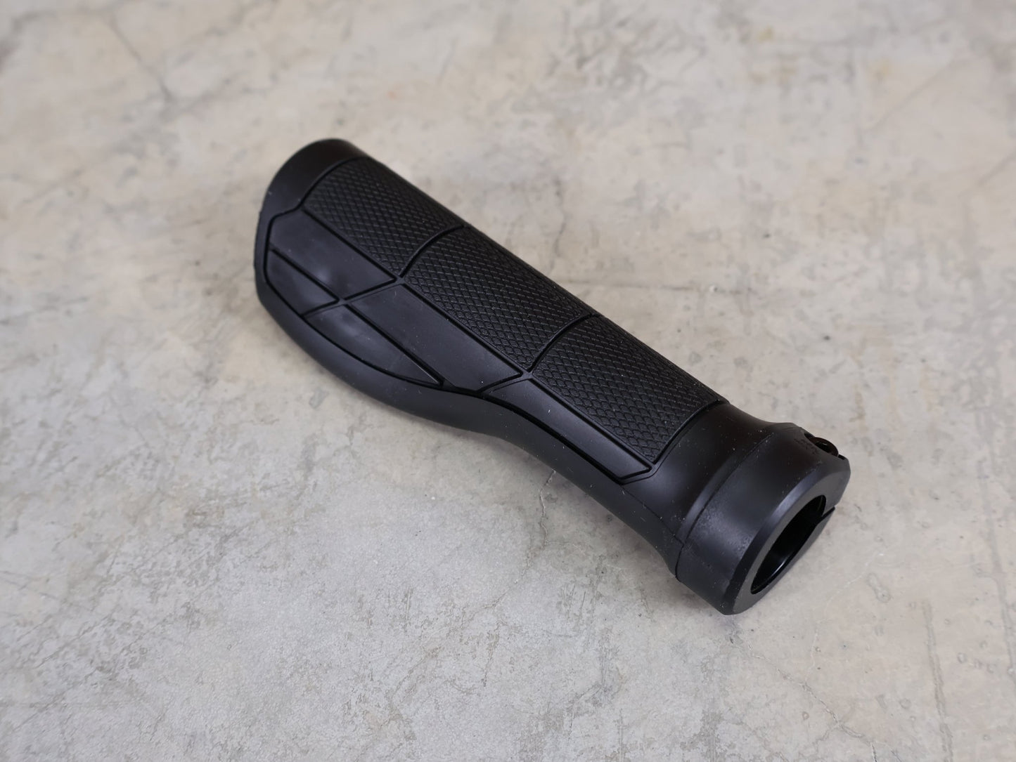 Griffe und Lenkerbänder von Trek, TREK ERGONOMIC COMP MTB - GRIFFE / 135 MM – NYLON - EINZELKLEMMUNG – 32 MM – 133 G vor USEDBIKES - OB.DE Hintergrund