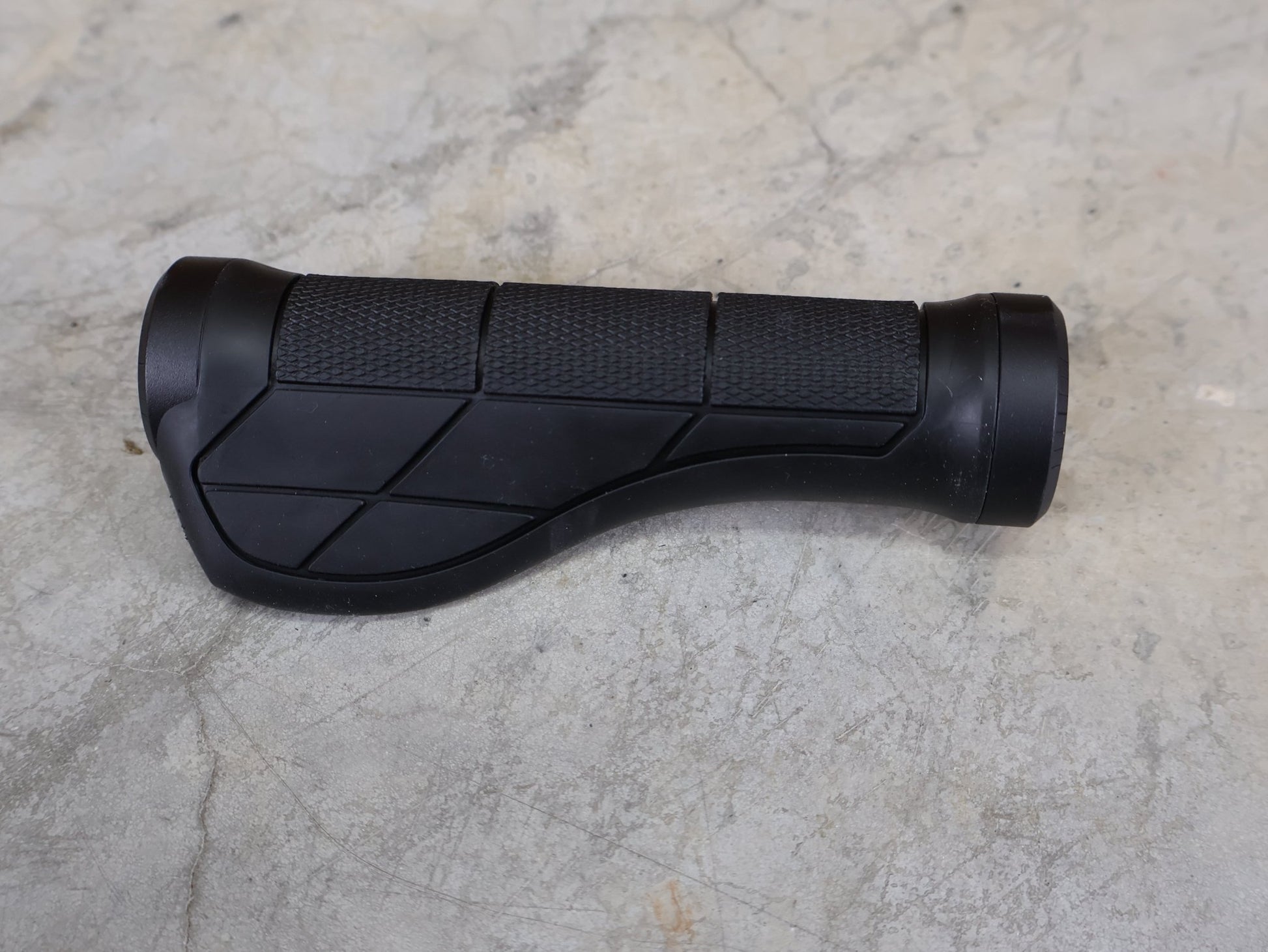 Griffe und Lenkerbänder von Trek, TREK ERGONOMIC PRO MTB - GRIFFE / 135 MM – DOPPELKLEMMUNG – 32 MM – 182 G vor USEDBIKES - OB.DE Hintergrund