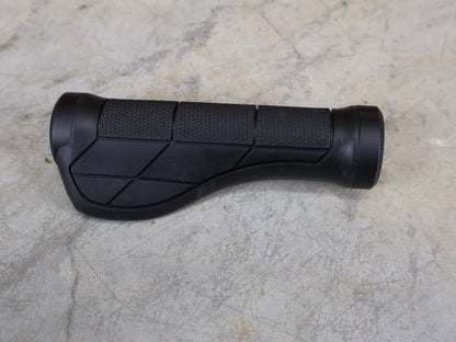 Griffe und Lenkerbänder von Trek, TREK ERGONOMIC PRO MTB - GRIFFE / 135 MM – DOPPELKLEMMUNG – 32 MM – 182 G vor USEDBIKES - OB.DE Hintergrund