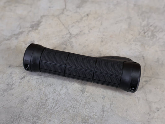 Griffe und Lenkerbänder von Trek, TREK ERGONOMIC PRO MTB - GRIFFE / 135 MM – DOPPELKLEMMUNG – 32 MM – 182 G vor USEDBIKES - OB.DE Hintergrund