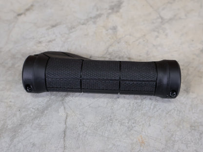 Griffe und Lenkerbänder von Trek, TREK ERGONOMIC PRO MTB - GRIFFE / 135 MM – DOPPELKLEMMUNG – 32 MM – 182 G vor USEDBIKES - OB.DE Hintergrund