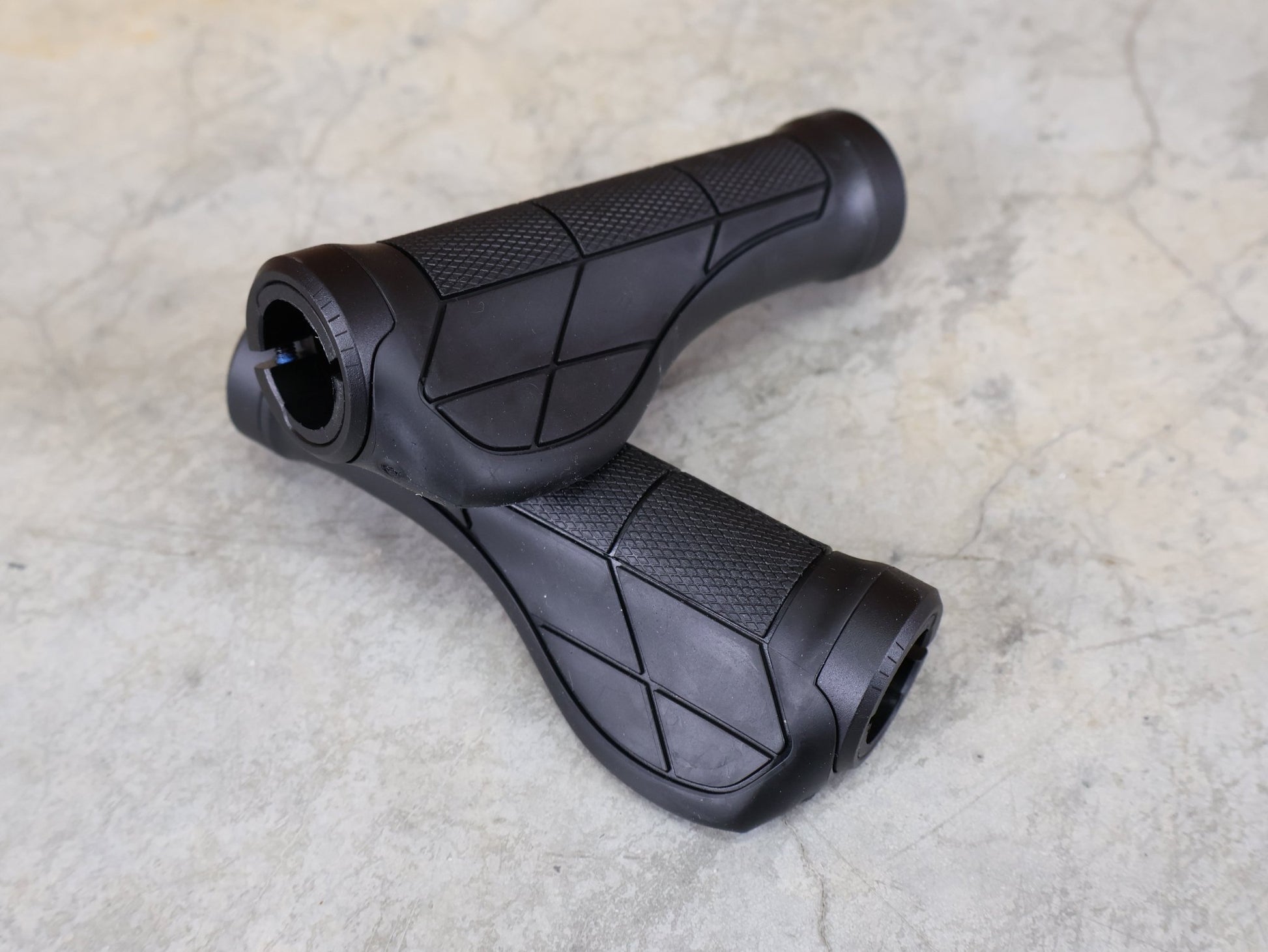 Griffe und Lenkerbänder von Trek, TREK ERGONOMIC PRO MTB - GRIFFE / 135 MM – DOPPELKLEMMUNG – 32 MM – 182 G vor USEDBIKES - OB.DE Hintergrund