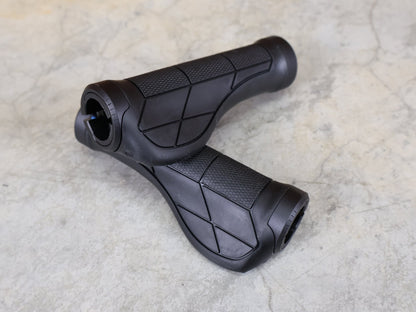 Griffe und Lenkerbänder von Trek, TREK ERGONOMIC PRO MTB - GRIFFE / 135 MM – DOPPELKLEMMUNG – 32 MM – 182 G vor USEDBIKES - OB.DE Hintergrund
