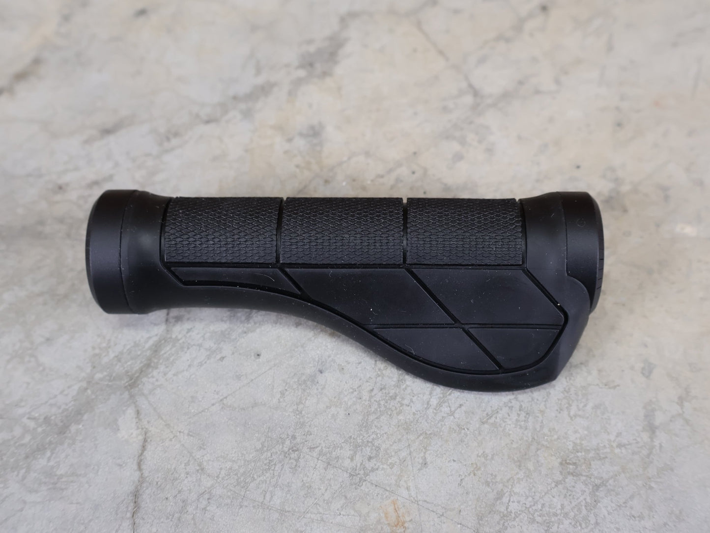 Griffe und Lenkerbänder von Trek, TREK ERGONOMIC PRO MTB - GRIFFE / 135 MM – DOPPELKLEMMUNG – 32 MM – 182 G vor USEDBIKES - OB.DE Hintergrund