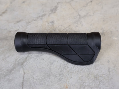 Griffe und Lenkerbänder von Trek, TREK ERGONOMIC PRO MTB - GRIFFE / 135 MM – DOPPELKLEMMUNG – 32 MM – 182 G vor USEDBIKES - OB.DE Hintergrund