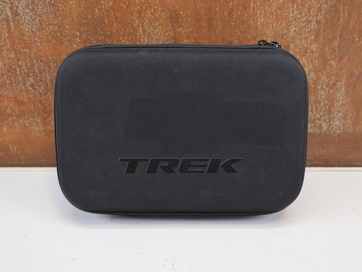 Taschen & Rucksäcke von Trek, TREK EVA ZUBEHÖRTASCHE / UNIVERSAL HARTSCHALENBOX FÜR PARTS & WERKZEUG vor USEDBIKES-OB.DE Hintergrund